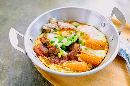 炒鸡蛋和西番茄培根 在煎早餐早饭中蛋黄美食桌子熏肉食物蔬菜油炸平底锅午餐烹饪图片