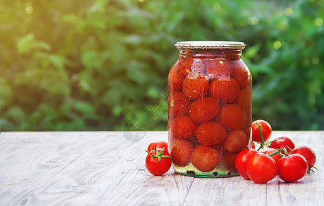 罐头里有预留的西红柿 有选择性的焦点 自然文化季节小吃水果玻璃瓶装饮食厨房装罐盐渍图片