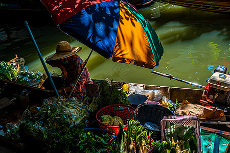 当地民众在泰国著名旅游景点的浮动市场销售水果 食品和纪念品 在泰国运输文化情调异国传统购物游客旅行女士商业图片