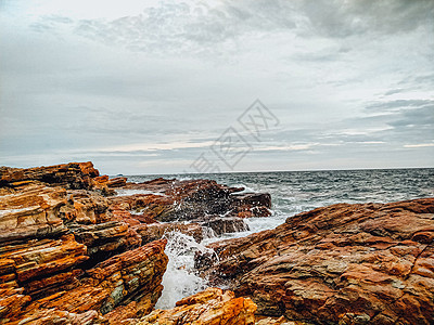 海岸自然景观背景上喷洒着海浪的岩石海岸线 而沿海风景则呈上升趋势图片