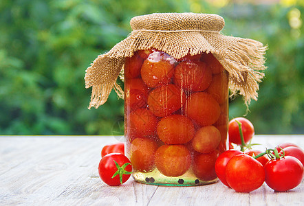 罐头里有预留的西红柿 有选择性的焦点 自然小吃营养玻璃食物瓶装饮食厨房叶子收成季节图片