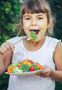 孩子夏天会吃蔬菜 有选择的专注点眼睛孩子们厨房童年营养沙拉桌子婴儿饮食维生素图片