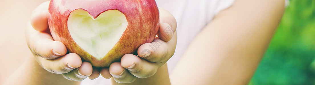 带孩子的孩子有苹果 有选择的焦点微笑水果横幅工作孩子们婴儿家庭女孩生活营养图片