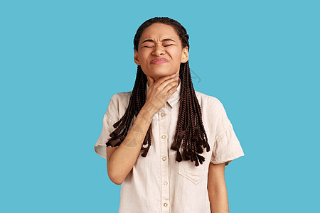 妇女有喉咙疼痛 窒息 抚摸颈部 脸皱 难以吞咽图片