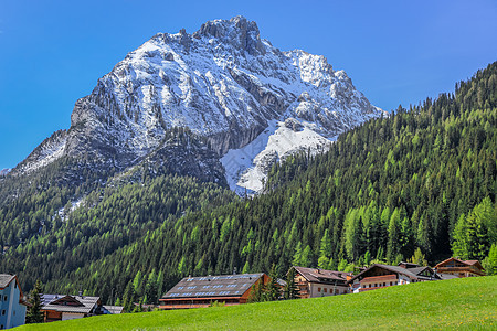 意大利和山高山草原附近的村爬坡公共公园全景国家蓝色乡村场景地标野花文化图片