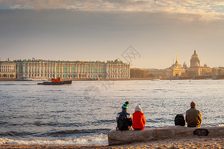 俄罗斯金日落时的Neva River和圣彼得堡景象图片