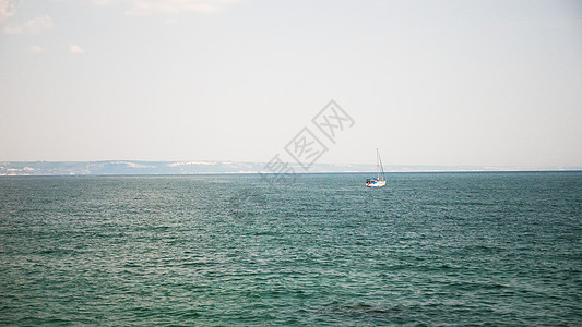 海浪帆船在深水中从港口出船背景