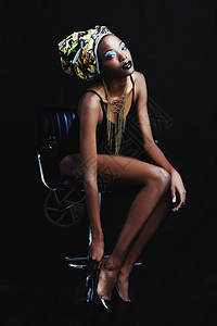 她是真正的非洲美女的象征 全长拍摄了一个美丽的非洲女人在黑色背景下达人敬业皮肤女性造型头发冒充精神成人姿势图片