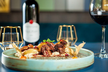 餐桌上有土豆泥和红酒的美味乳鸭巡回赛食物土豆胡椒油炸牛扒洋葱课程用餐鹅肝图片