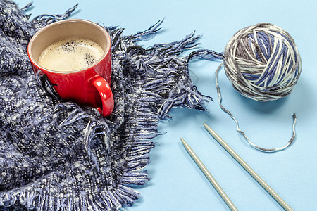 一杯咖啡 配上天然羊毛线和编织针头的球图片