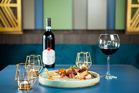 餐桌上有红酒的美味餐厅食胃食物鸭子巡回赛油炸洋葱土豆牛肉课程胡椒豆子图片