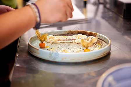 在厨房餐厅做饭的厨师小吃牛扒健康美食营养自助餐面包香料盘子用餐图片