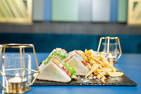 在豪华餐厅黑石上吃着美味的三明治营养油炸盘子土豆沙拉香料午餐熏肉薯条人行道图片