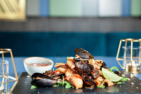 豪华餐厅美海鲜菜食乌贼勺子刀具美食乡村香菜织物桌子藏红花贝类图片