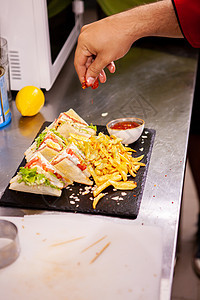 厨师在石板上做三明治咖啡蔬菜午餐熏肉菜单乡村火腿木板木头桌子图片