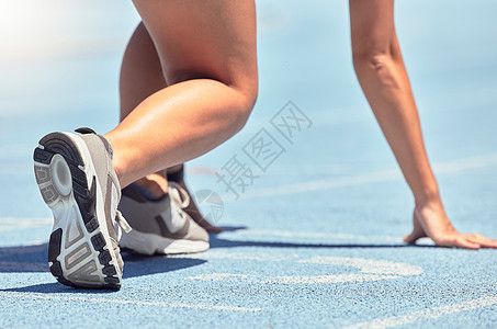 跑步 穿鞋 从一名女运动员或女跑步者开始 在跑道上进行锻炼 锻炼或训练 健身 跑步和有氧运动 运动员准备好参加户外比赛或比赛图片