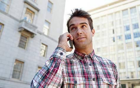 城市谈话 一个英俊的男人在城里时 在用手机说话的帅哥图片