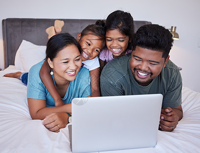 幸福的家庭 一起在床上放松和笔记本电脑 在卧室里联结和在线流媒体 爱 爸爸妈妈和孩子一起在家里休息 享受订阅和娱乐图片