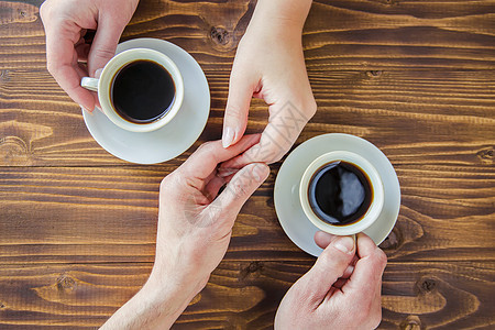 男人和女人手里有咖啡的杯子花朵泡沫情人乡村朋友们木板夫妻早餐食物拥抱图片