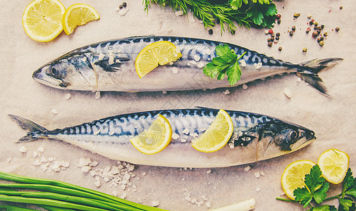 有选择性的焦点 食物和饮料 鱼肉桌子耳朵胡椒香料青菜鲭鱼蓝色柠檬厨房木板图片