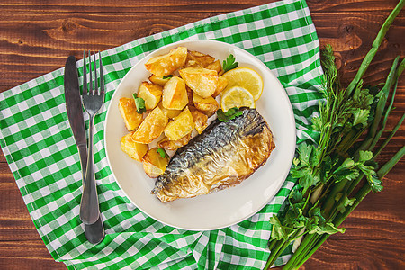烤鱼和土豆 有选择的焦点羊皮纸蔬菜油炸蓝色烹饪鱼片平底锅厨房食物桌子图片