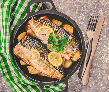 烤鱼和土豆 有选择的焦点烹饪蓝色鱼片盘子服务饮食蔬菜食物油炸柠檬图片