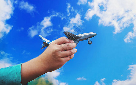 飞机掌握在孩子手中 有选择的焦点女孩拼贴画木板旅行飞机场航班天空旅游横幅孩子们图片