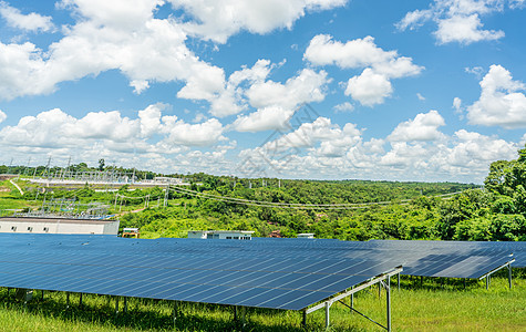 光伏电站或太阳能公园 光伏系统 太阳能农场和绿地 太阳能为绿色能源 光伏电站产生太阳能 再生能源 可持续资源图片