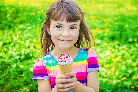 孩子吃冰淇淋 有选择的焦点奶油牛角乐趣食物婴儿甜点情绪巧克力宏观孩子们图片