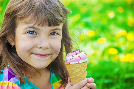 孩子吃冰淇淋 有选择的焦点女孩牛角婴儿奶油乐趣圣代情绪孩子们锥体舌头图片