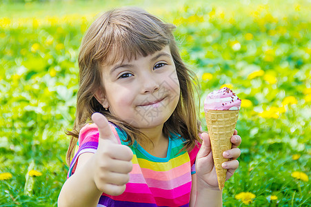 孩子吃冰淇淋 有选择的焦点女孩乐趣巧克力甜点果汁微笑婴儿食物圣代公园图片