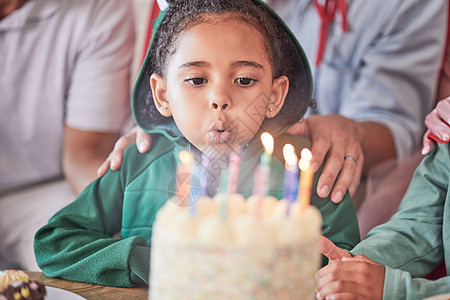 生日 蛋糕和拿着蜡烛的女孩 在与家人的聚会庆祝活动中快乐而兴奋 儿童 活动和生日派对的乐趣 由孩子吹 享受生日蛋糕蜡烛和她的特殊图片