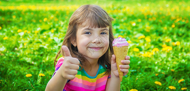 孩子吃冰淇淋 有选择的焦点甜点食物微笑婴儿舌头宏观公园孩子们牛角青年图片