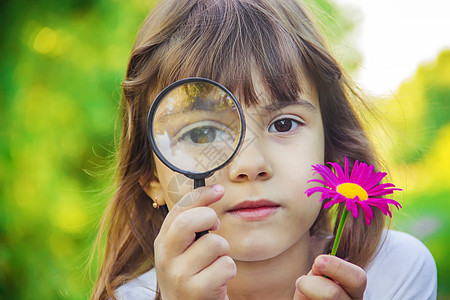 儿童在放大镜中寻找 增加 有选择地关注孩子游戏生物学喜悦女性乡村树叶植物眼睛兴趣图片