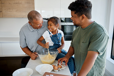 与女孩 父亲和祖父一起在自家厨房里烘焙的家庭 爱情和烹饪 与女儿 爸爸和爷爷在家里准备饭菜的食物 学习和教学图片