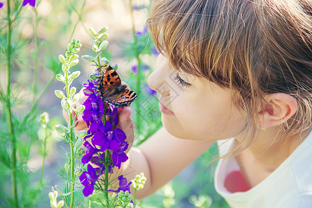 玩蝴蝶的女孩一只蝴蝶的孩子 有选择的焦点婴儿墙纸花朵投标花园魔法孩子们蛱蝶橙子环境背景