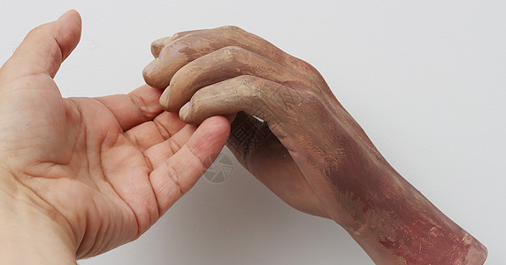 一个人的手碰到人造手 从一个模特身体一部分白色男性压痛推介会老化展示帮助模仿图片