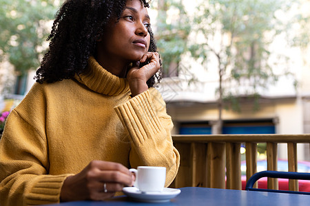 在城里咖啡梯田喝咖啡的非裔年轻女性 复制空间 收到请回话 (掌声)图片