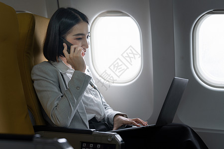 起飞前飞机基金投资妇女确认在飞行起飞前与客户会面 工作与旅行概念美元航空公司成人女性窗户空气技术飞机场运输男性金融背景