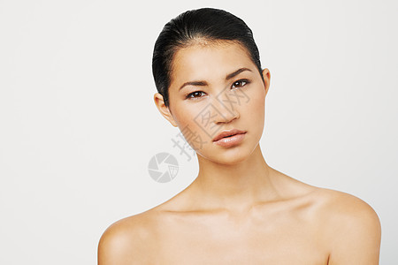 裸露的美貌 一个美丽的年轻亚洲女人触摸她的脸的摄影棚肖像暗示性女性化皮肤化妆品黑发冒充女士成人女性姿势图片