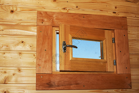 木墙上的木制窗户图片