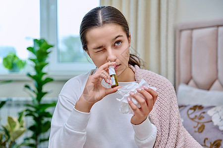 使用鼻滴喷雾剂治疗脊髓炎的流鼻涕少女鼻音卫生过敏疾病成人卧室鼻炎鼻涕女性温度图片