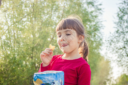 孩子吃薯片 有选择性的专注 食物和饮料牙齿工作小吃土豆喜悦辣椒补习班乐趣游戏桌子图片