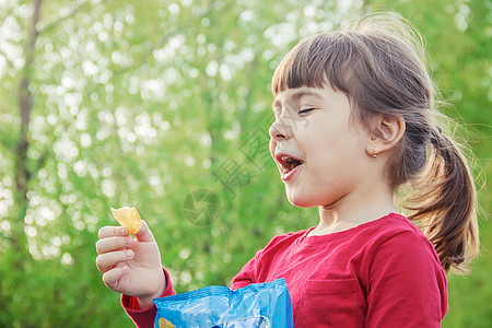 孩子吃薯片 有选择性的专注 食物和饮料牙齿工作键盘筹码包装老鼠孩子们补习班小吃产品图片