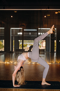 女生做瑜伽 穿运动服的女人在健身房练瑜伽练习衣服力量身体女士冥想活力做法姿势活动图片
