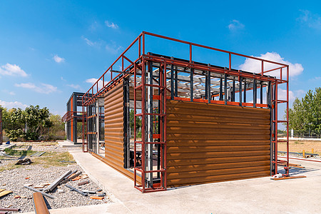 新建建筑的金属框架 建造一栋新的小房子 有选择的焦点桁架蓝色光束商业天空技术工厂工程结构项目图片