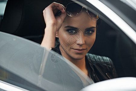 去哪里 一个有魅力的年轻司机 从前挡风玻璃看过去头发个性窗户反思车辆女性驾驶黑发成人女士图片