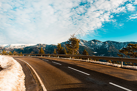 山区冬季的乡村公路(乡间公路)图片