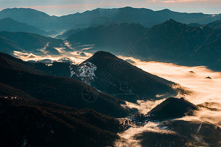 雾中的山谷图片