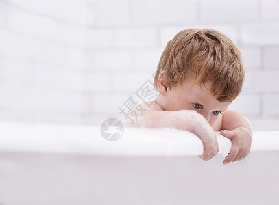 刚洗干净 在浴缸里小红头的小孩男生裁剪孩子们头发男孩们孩子卫生童年洗澡浴室图片